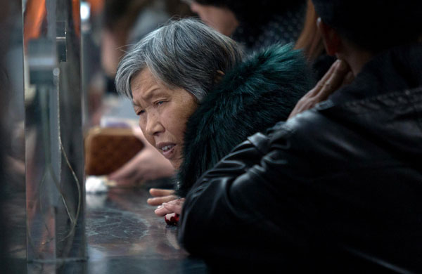 Patients at the cashier's booth at Beijing Tongren Hospital. Mao Yanzheng / China Daily