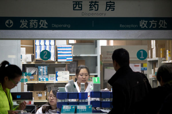 Patients at the pharmacy in Beijing Tongren Hospital. Mao Yanzheng / China Daily
