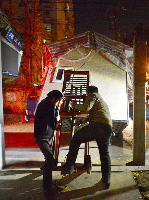 Welfare personnel set up a portable room as safe haven for abandoned babies in Nanjing, on Nov 27. [Zhao Jie/for China Daily]