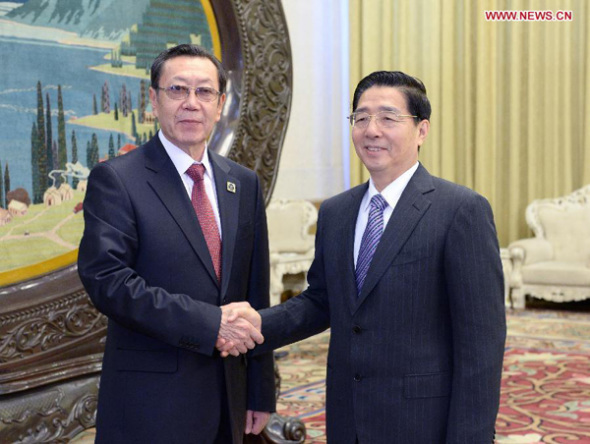Chinese State Councilor and Minister of Public Security Guo Shengkun (R) holds talks with Busurmankul Tabaldiev, chairman of Kyrgyzstan's State Committee for National Security, in Beijing, capital of China, Nov. 28, 2013. (Xinhua/Ma Zhancheng)
