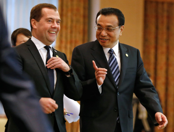 Premier Li Keqiang talks with his Russian counterpart Dmitry Medvedev before the 12th prime ministers' meeting of the Shanghai Cooperation Organization in the Uzbek capital of Tashkent.[Agencies]