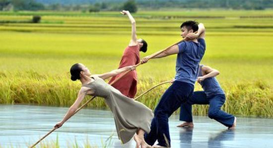 Taiwan��s Cloud Gate Dance Theater is celebrating its 40th anniversary with a new work called Rice, created by internationally acclaimed choreographer Lin Hwai-min. (Photo: CNTV)