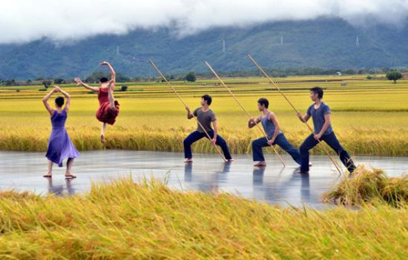 Taiwan��s Cloud Gate Dance Theater is celebrating its 40th anniversary with a new work called Rice, created by internationally acclaimed choreographer Lin Hwai-min. (Photo: CNTV)