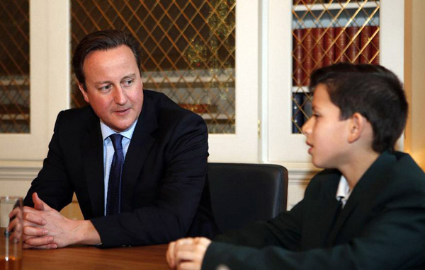 Ahead of his trip to China, British Prime Minister David Cameron meets with a student from Bohunt School who has been learning Mandarin. Cameron will pay an official visit to China from Monday to Wednesday. [Wang Lili / Xinhua]