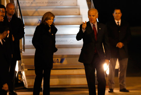U.S. Vice President Joseph Biden (2nd R) is greeted by US Ambassador to Japan Caroline Kennedy (3rd R) and other officials upon his arrival at Haneda airport in Tokyo December 2, 2013. [Photo/Agencies]