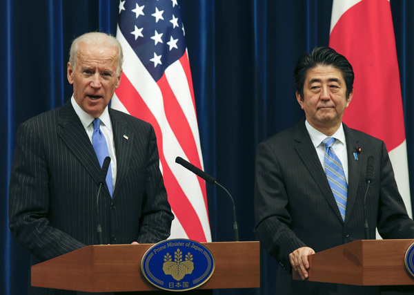 US Vice-President Joe Biden (L) holds a joint press conference with Japanese Prime Minister Shinzo Abe in Tokyo, on Dec 3. Biden called China's air zone an attempt to unilaterally change the status quo and said that he will raise US concerns when meeting with President Xi Jinping later this week in Beijing. [Photo/Xinhua]