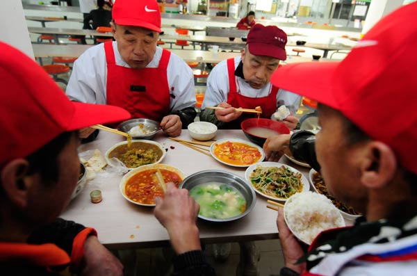 Cleaners in a canteen at Yantai University in Shandong province have taken to eating the students' leftover food, a policy they say has reduced wastefulness. Yu Peng / For China Daily