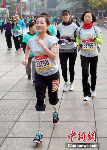 A double amputee, Liao Zhi ran with a big smile on her face and her two prosthetic legs carrying her.