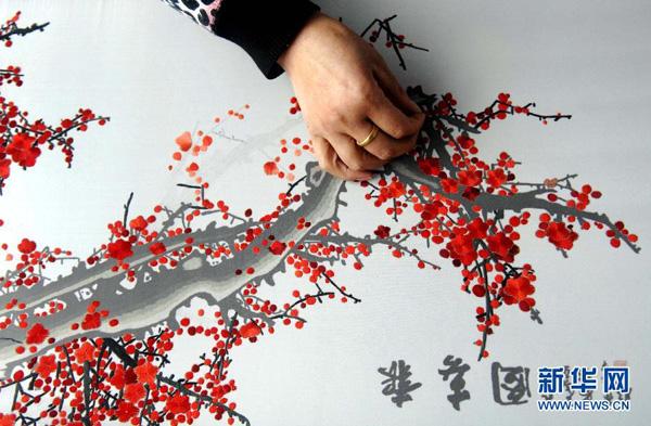A work of Hui embroidery. (Xinhua)