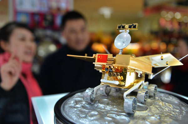 A simultation model of China's first moon rover - Jade Rabiit - is displayed at a market in Yiwu city, East China's Zhejiang province on Dec 3, 2013. [Photo by Lv Bin/Asianewsphoto] 