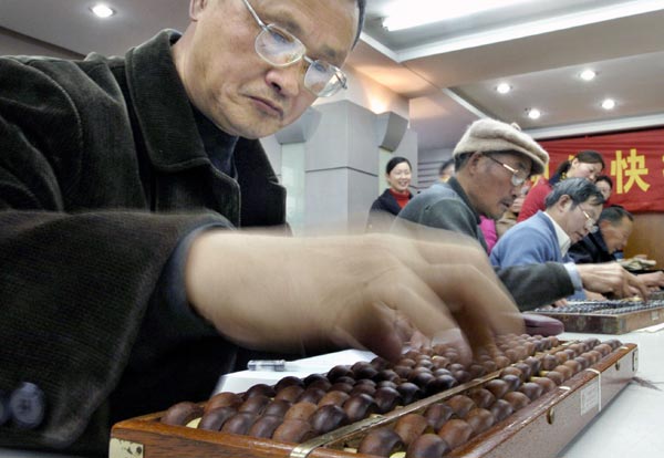 The abacus is an ancient calculating method with a history of over 2,500 years.[Photo/Xinhua]