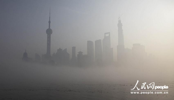 Photo taken this morning shows Shanghai shrouded in heavy fog and smog. Low visibility has disrupted air, water and road transportation. (source: People��s Daily Online/Wang Chu)
