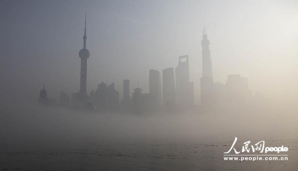 Photo taken this morning shows Shanghai shrouded in heavy fog and smog. Low visibility has disrupted air, water and road transportation. (source: Peoples Daily Online/Wang Chu)