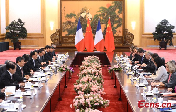 Chinese Premier Li Keqiang holds talks with his French counterpart Jean-Marc Ayrault in Beijing on Friday. (Photo: China News Service / Liu Zhen)
