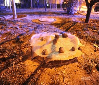 A manhole in Beijing's Lido Garden Community similar to that where Wang lived, where residents claim an old couple lived for about five years. The hole is covered with cardboard and kept in place with rocks. Photo: qq.com