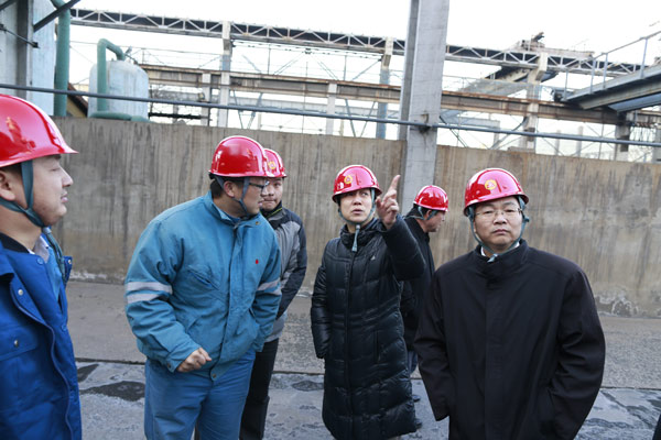 Sui Xiaochan (right) and her inspection team at work at the Tianjin branch of the oil company Sinopec. PHOTO BY FENG YONGBIN / CHINA DAILY  