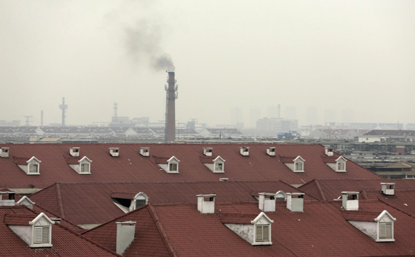 The smoking chimney at the Yibaibeili community is one of many pollution sources in Tianjin. PHOTO BY FENG YONGBIN / CHINA DAILY  