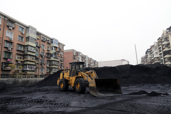 Coal stockpiled in an open space in the Yibaibeili community in Tianjin.PHOTO BY FENG YONGBIN / CHINA DAILY  