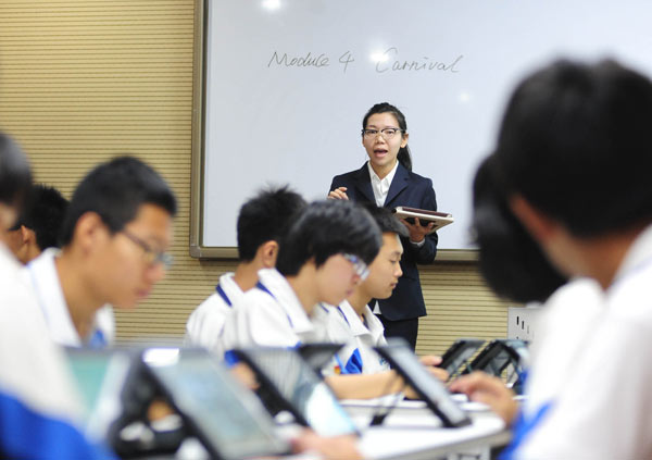 An English teacher in Tianjin No 14 Middle School gives a lecture in September. Han Yi / Xinhua