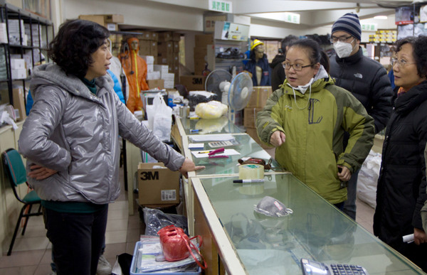 Protective masks sell out at a store in Shanghai on Monday as demand increases. The city has been shrouded in smog for a week.[GAO ERQIANG / CHINA DAILY]