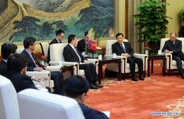 Liu Yunshan (2nd R), a member of the Standing Committee of the Political Bureau of the Communist Party of China (CPC) Central Committee, meets with media delegates from ASEAN countries, Japan and South Korea, who were to attend the 6th 10+3 media seminar, in Beijing, capital of China, Dec. 9, 2013. (Xinhua/Zhang Duo)