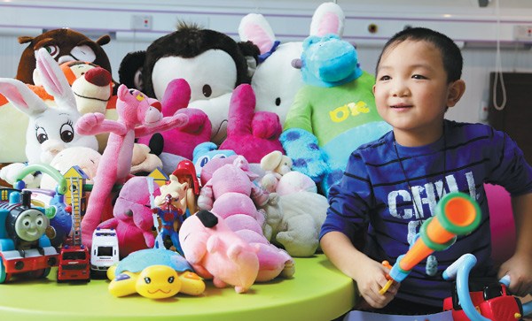 Guo Bin, a 6-year-old boy whose eyes were gouged out in August in Shanxi province, is recovering after receiving ocular prostheses at a hospital in Shenzhen, doctors said. Provided to China Daily