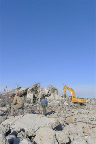 Two villagers in Daxingzhuang village, Songzhuang township, suburb of Beijing, rummage through the debris of demolished properties on Wednesday. Photos: Liang Chen/GT