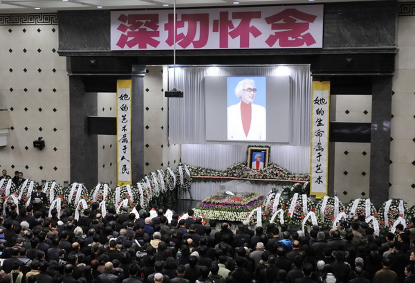 Thousands of people attend the funeral of Hong Xiannv, a renowned Cantonese opera actress in Guangzhou, Guangdong province, Dec 17. [Photo/Xinhua]