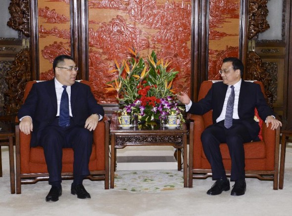 Chinese Premier Li Keqiang (R) meets with Chui Sai On, chief executive of the Macao special administrative region, in Beijing, capital of China, Dec. 17, 2013. Chui is in Beijing to brief officials on Macao's latest economic, social and political developments. (Xinhua/Ma Zhancheng)