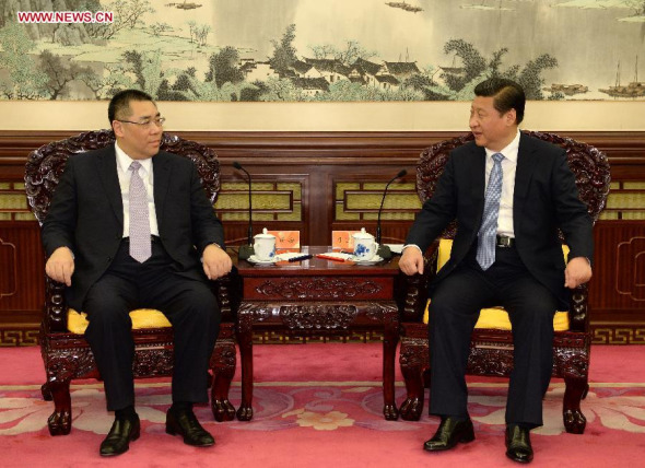 Chinese President Xi Jinping (R) meets with Chui Sai On, chief executive of the Macao Special Administrative Region, in Beijing, capital of China, Dec. 18, 2013. Chui is here to report his work to the central government. (Xinhua/Xie Huanchi)