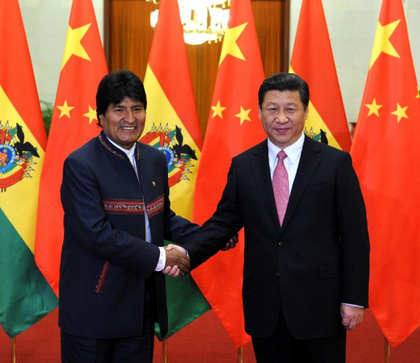 Chinese President Xi Jinping (R) shakes hands with visiting Bolivian President Juan Evo Morales Ayma during a welcoming ceremony prior their meeting at the Great Hall of the People in Beijing, capital of China, Dec. 19, 2013. (Xinhua/Rao Aimin)