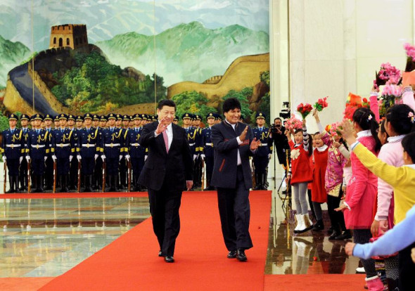 Chinese President Xi Jinping (L) and visiting Bolivian President Juan Evo Morales Ayma attend a welcoming ceremony prior their meeting at the Great Hall of the People in Beijing, capital of China, Dec. 19, 2013. (Xinhua/Rao Aimin)