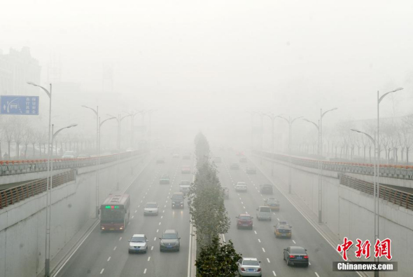 Photo taken on Dec 21 shows Shijiazhuang city in Hebei province is shrouded in smog. (Photo: China News Service)