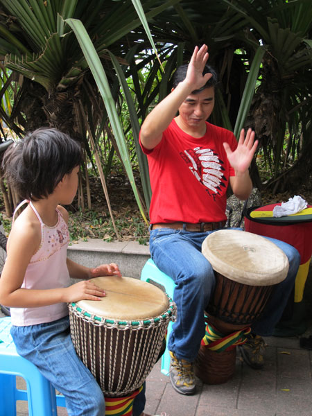 Zeng tries to impart a sense of rhythm to his students with the dejembe. Chen Wenli / for China Daily 