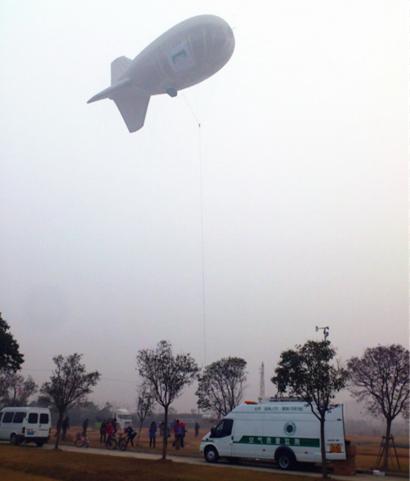 A balloon tethered to a vehicle and equipped with air quality monitoring equipment rose into the air at the Fengxian Campus of East China University of Science and Technology on Friday.