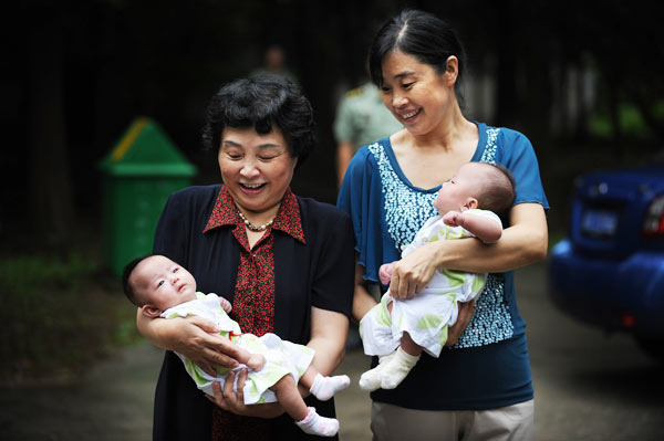 A year after she lost her only daughter in 2009, Sheng Hailin (left), then 60, became the mother of twin daughters using test-tube baby technology. Photo by Wu Fang / for China Daily
