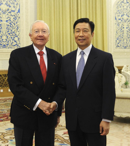 Chinese Vice President Li Yuanchao (R) meets with President of French Polynesia Gaston Flosse in Beijing, capital of China, Dec 24, 2013. (Xinhua/Rao Aimin)  