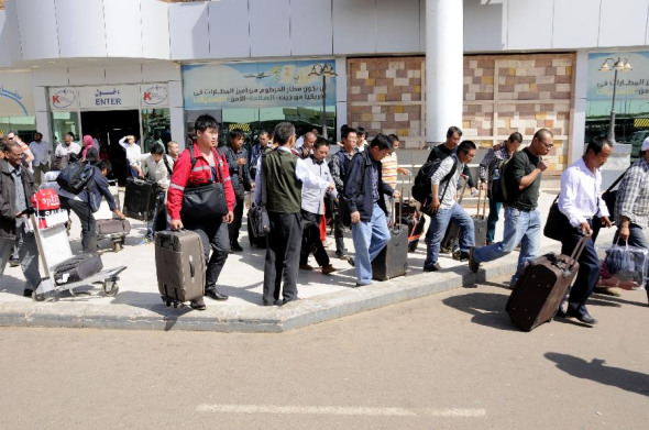 Chinese evacuated from South Sudan leave the terminal at the airport in Khartoum, Sudan, Dec. 25, 2013.  (Xinhua/Mohammed Babiker) 