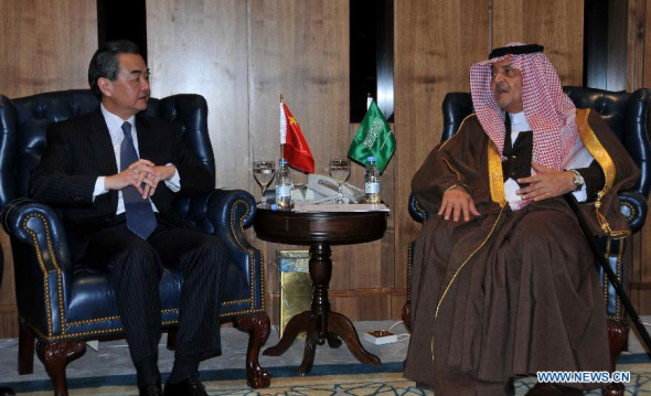 Chinese Foreign Minister Wang Yi (L) holds talks with his Saudi Arabian counterpart Saud Al-Faisal in Riyadh, Dec 25, 2013 on bilateral ties and regional and international issues. (Xinhua/Wang Bo)