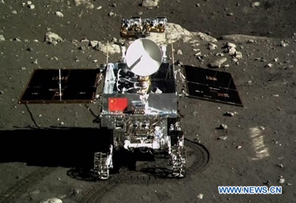 Screen shows the photo of the Yutu moon rover taken by the camera on the Chang'e-3 moon lander during the mutual-photograph process, at the Beijing Aerospace Control Center in Beijing, capital of China, Dec. 15, 2013. (Xinhua)