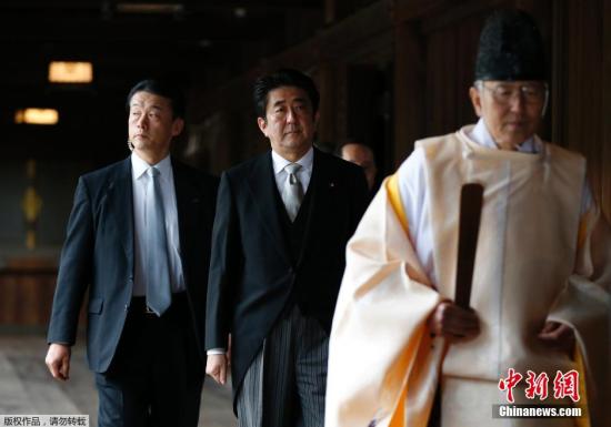 Japan's Prime Minister Shinzo Abe (2nd L) is led by a Shinto priest as he visits Yasukuni Shrine in Tokyo December 26, 2013. [Photo/Agencies]
