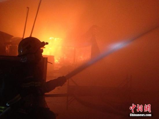 A shopping mall in downtown Luzhou city of southwest China's Sichuan province catches fire on Thursday night, according to fire fighters. Four people were killed in the fire. (Photo: China News Service)