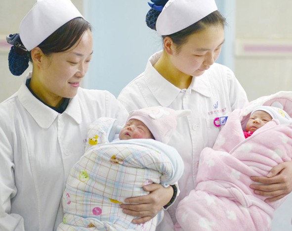 Obstetric nurses in the Central Hospital of Enshi, Hubei province, take care of newborns at the hospital. Couples in Enshi are allowed to have two children. Li Yuanyuan / for China Daily 