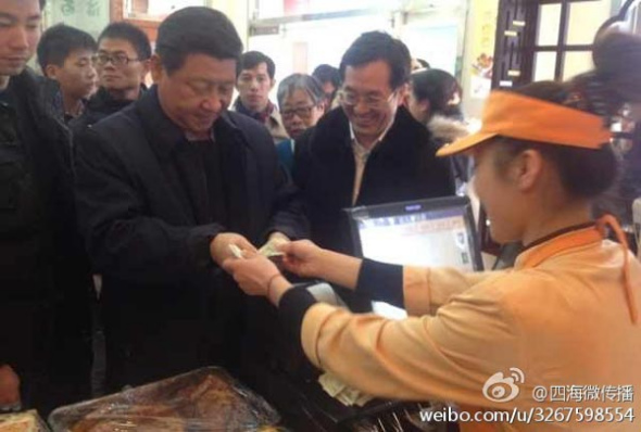 President Xi Jinping at a steamed dumplings restaurant in Beijing on Saturday. [Photo by Sihaiweichuanbo/weibo.com]