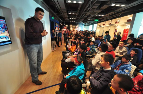 Yao Ming gives his opening remark before watching an live NBA game between the Phoenix Suns and Golden State Warriors with hudrends of children at NBA China Beijing office on Saturday. [Photo by Sun Xiaochen / chinadaily.com.cn]