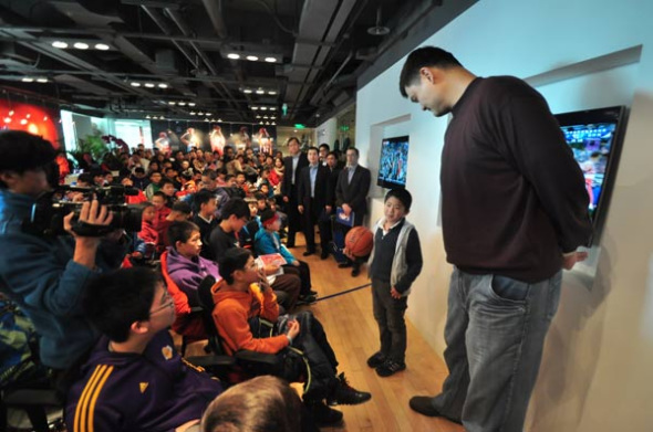 A student shares his story of playing basketball with Yao and other children at the event. [Photo by Sun Xiaochen / chinadaily.com.cn]