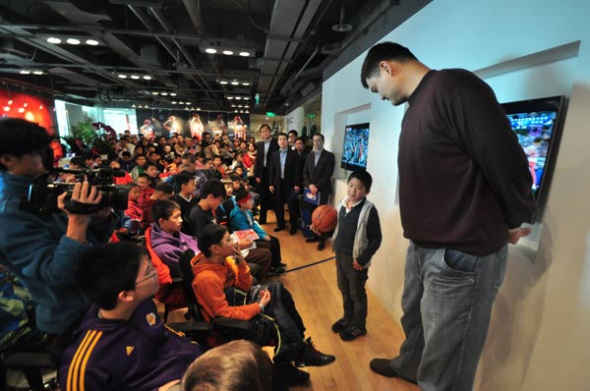 A student shares his story of playing basketball with Yao and other children at the event. [Photo by Sun Xiaochen / chinadaily.com.cn]