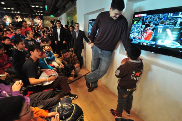 Yao Ming answers questions from a student during the event. [Photo by Sun Xiaochen / chinadaily.com.cn]