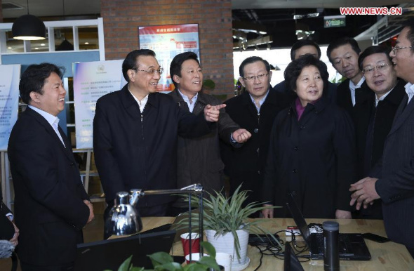 Chinese Premier Li Keqiang (2nd L) speaks with young people who start their own business at an innovation and enterprise service center in Tianjin, north China, Dec 27, 2013. Li made an inspection tour to Tianjin recently. (Xinhua/Pang Xinglei)