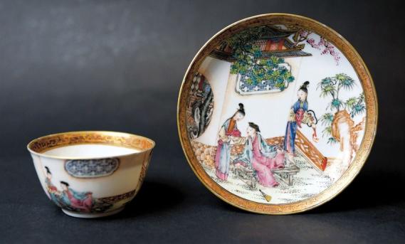 This Qing Dynasty overglaze porcelain, exported to Britain, features a scene from Romance of the West Chamber.